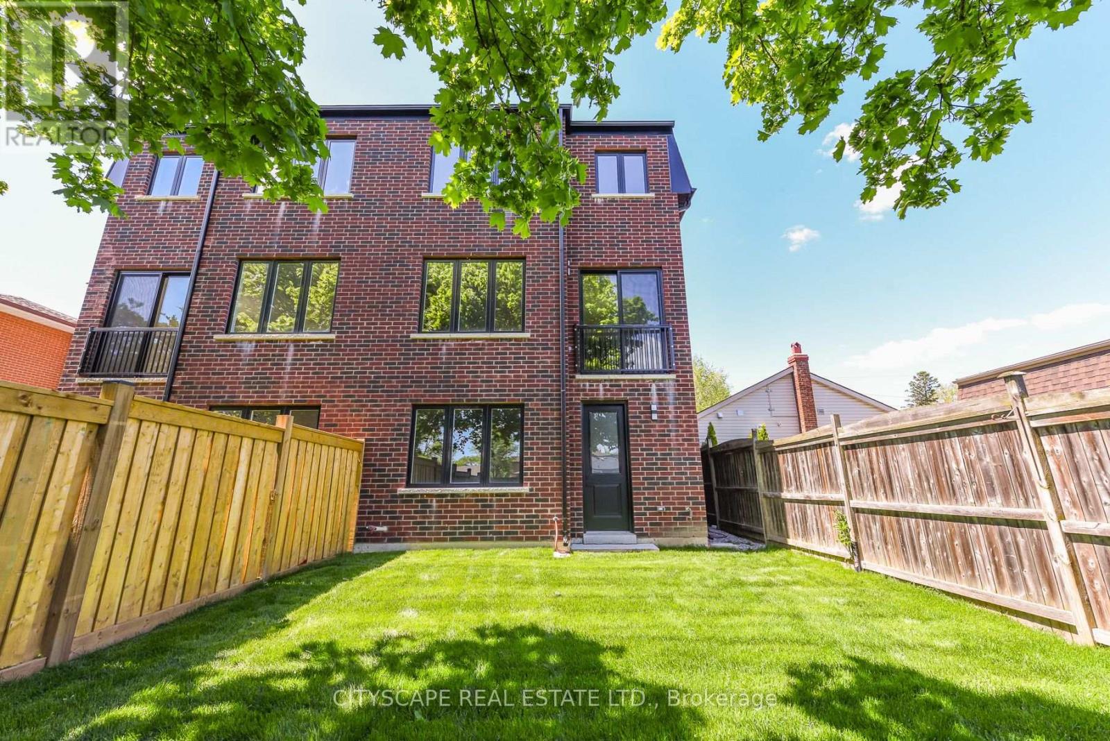 954 Fourth Street, Mississauga, Ontario  L5E 1J9 - Photo 5 - W13701440