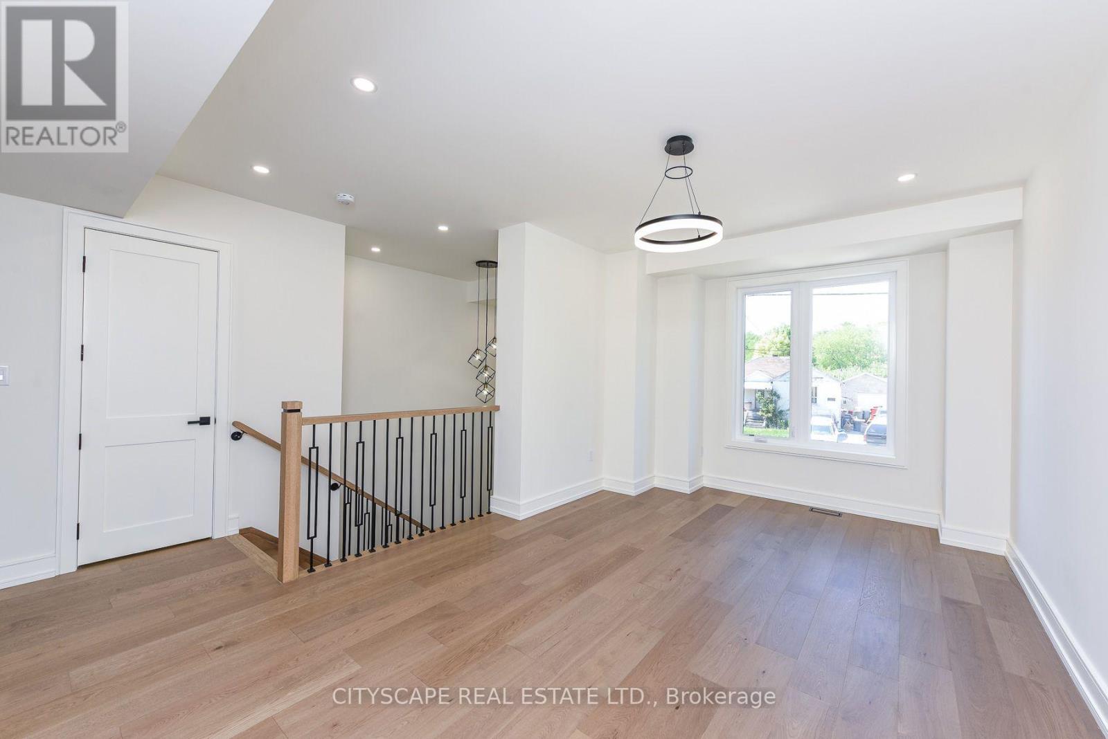 954 Fourth Street, Mississauga, Ontario  L5E 1J9 - Photo 8 - W13701440