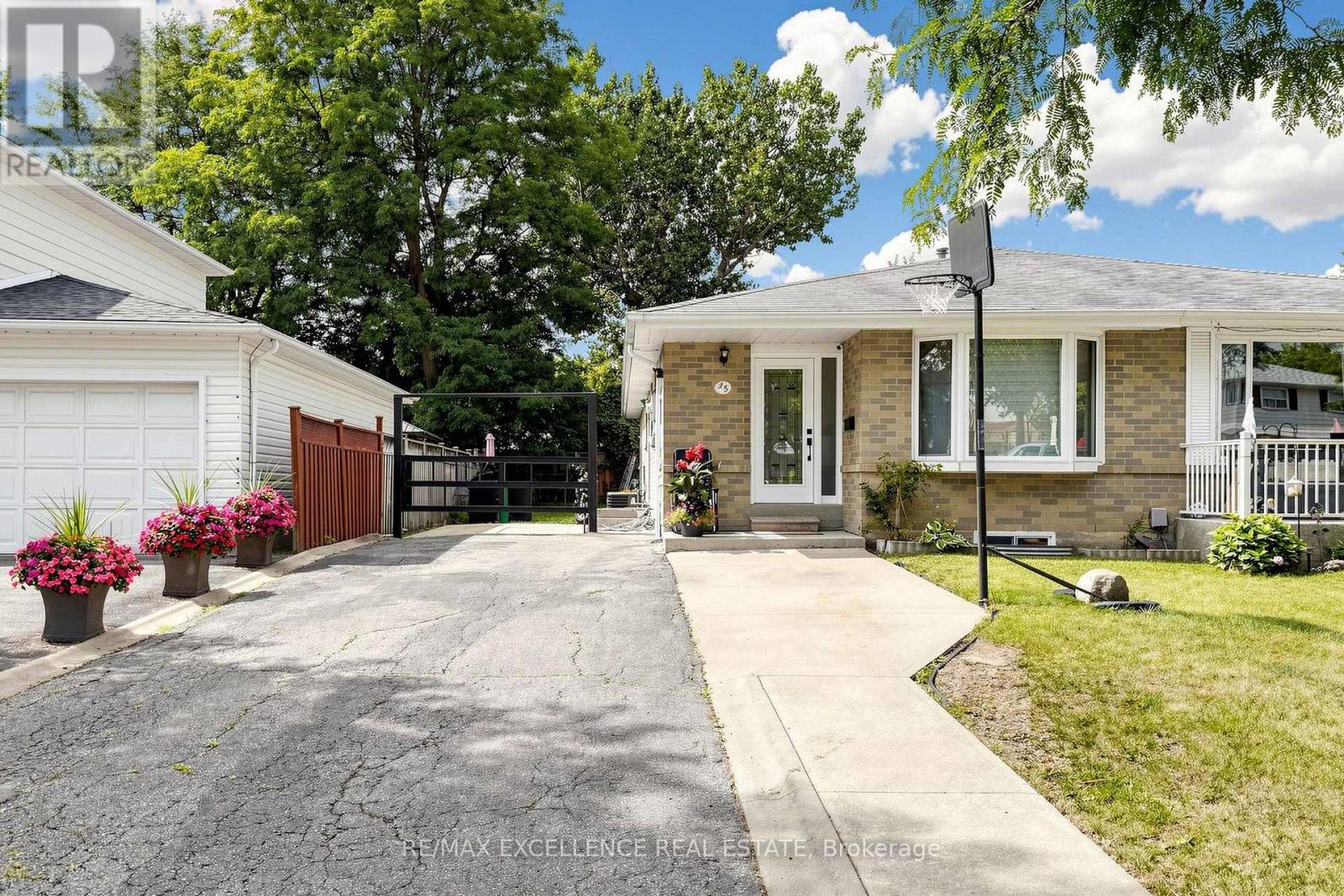 25 Graymar Road, Brampton, Ontario  L6S 1Z7 - Photo 4 - W13701526