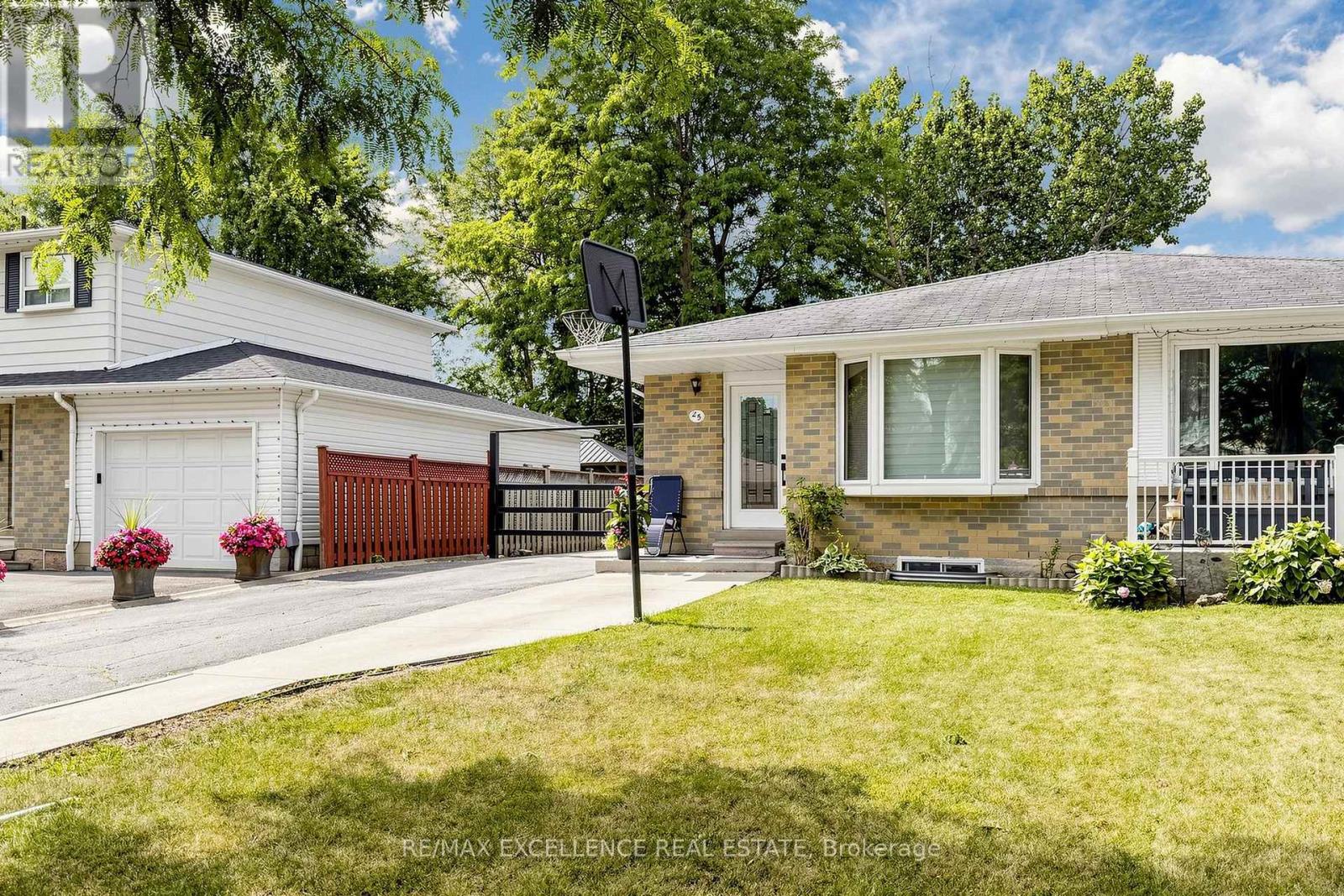 25 Graymar Road, Brampton, Ontario  L6S 1Z7 - Photo 5 - W13701526
