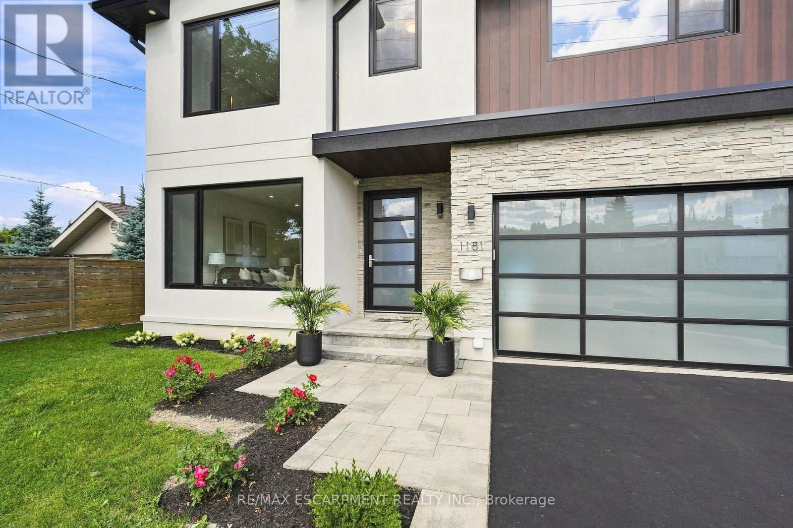 1181 Ogden Avenue, Mississauga, Ontario  L5E 2G8 - Photo 2 - W13701576