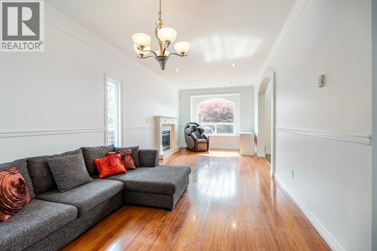 8207 15th Avenue, Burnaby, British Columbia V3N 1X7 - Photo 8 - R3157865