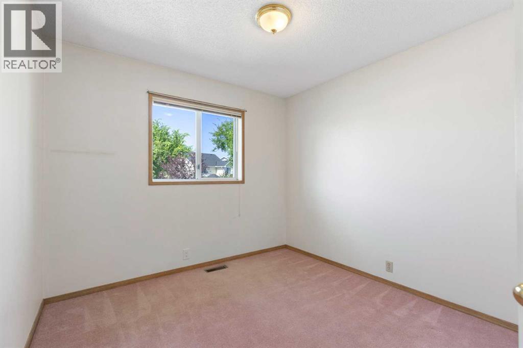 90 Martinridge Crescent NE, Calgary, Alberta  T3J 3M4 - Photo 17 - A2337975