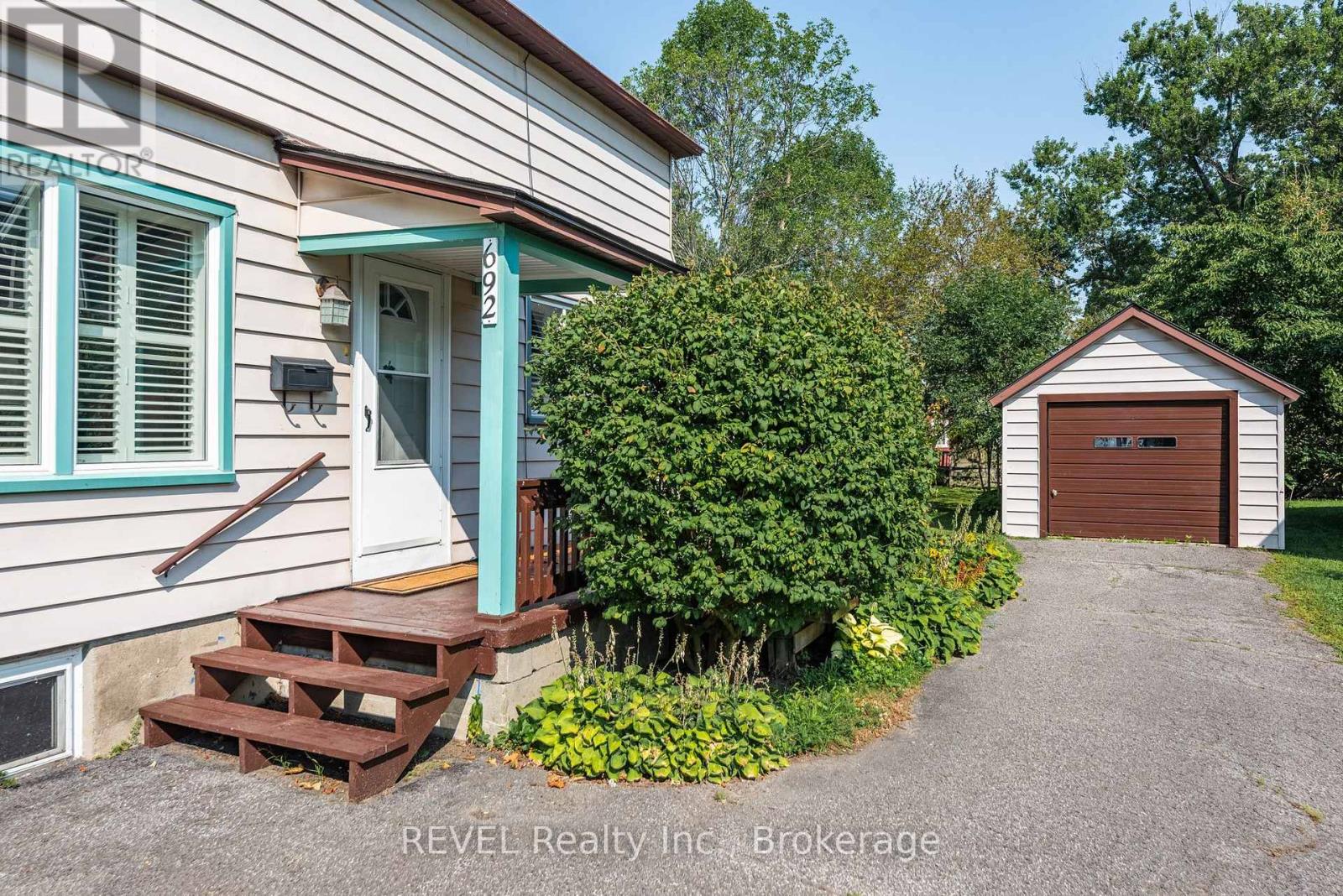 692 Lakeshore Road, Fort Erie, Ontario  L2A 1C1 - Photo 2 - X13701738