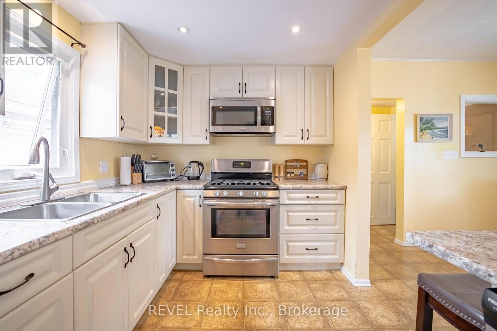 692 Lakeshore Road, Fort Erie, Ontario  L2A 1C1 - Photo 5 - X13701738