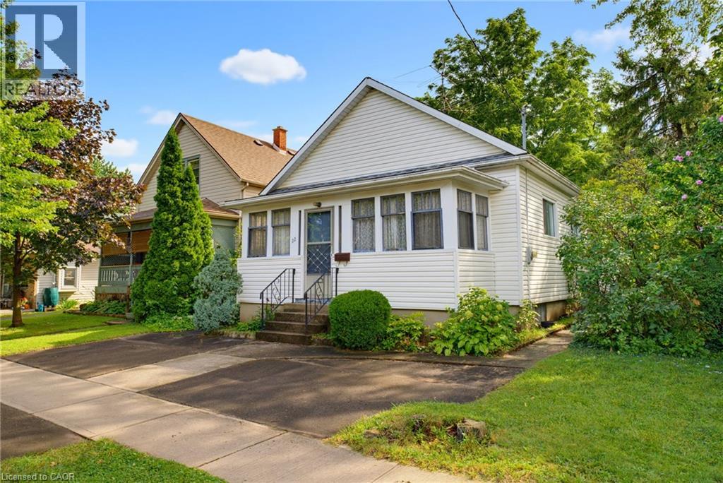 22 Mildred Avenue, St. Catharines, Ontario  L2R 6J1 - Photo 4 - 40857478