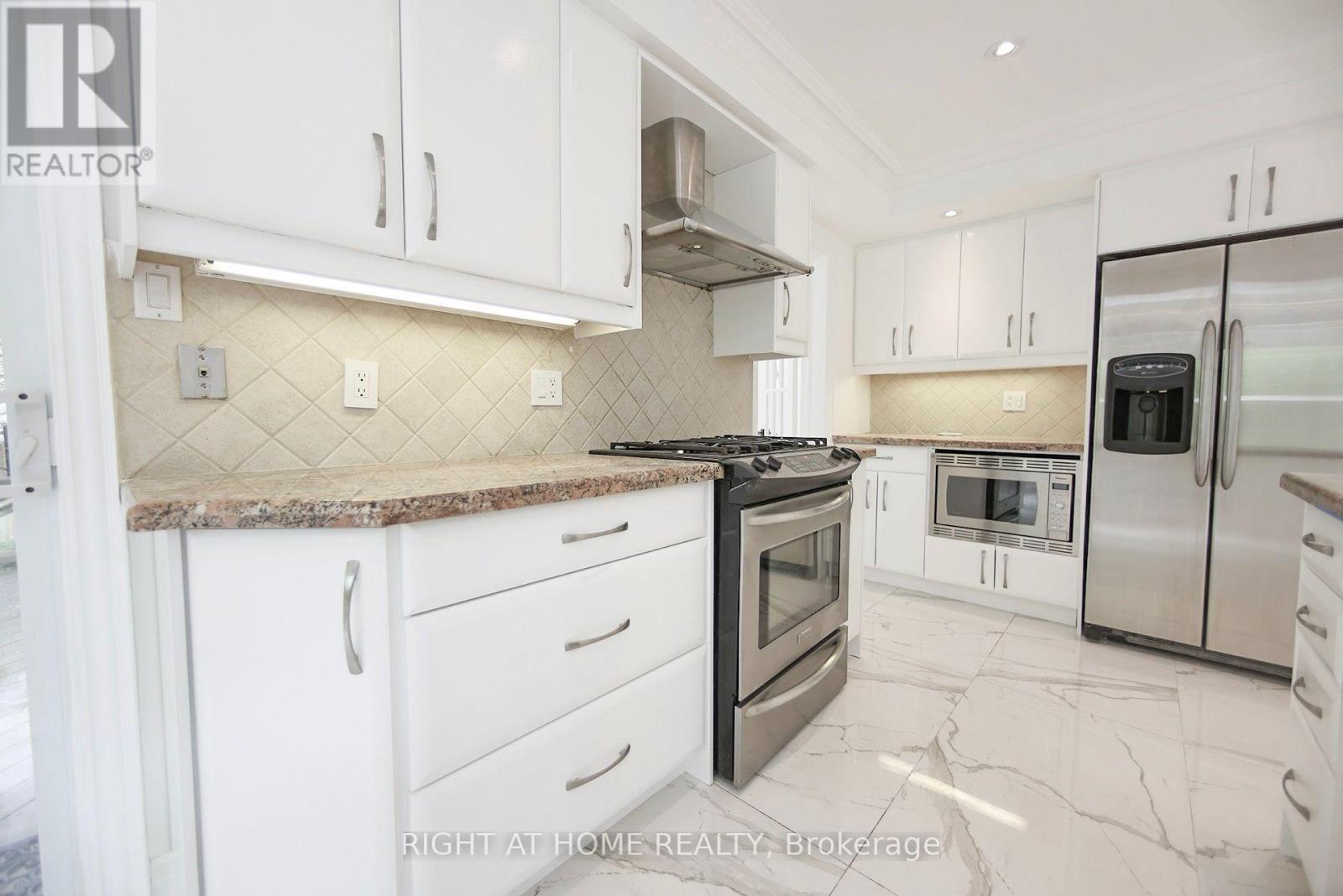 89 Yonge Boulevard, Toronto, Ontario  M5M 3G8 - Photo 8 - C13701720