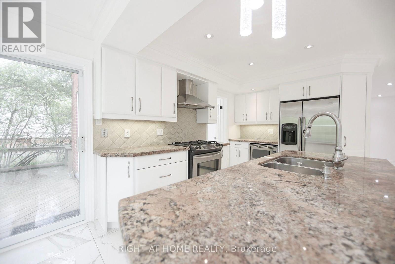89 Yonge Boulevard, Toronto, Ontario  M5M 3G8 - Photo 9 - C13701720