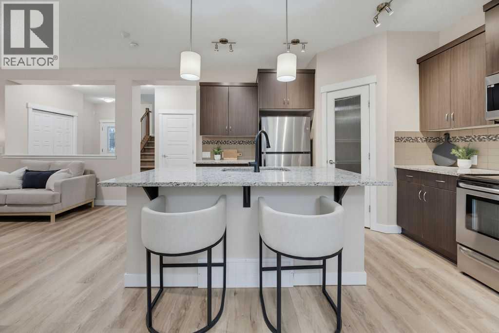 145 Sunset Manor, Cochrane, Alberta  T4C 0N2 - Photo 2 - A2339058