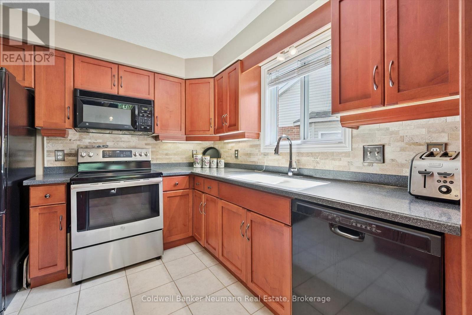 17 Somerset Glen, Guelph (Kortright West), Ontario  N1G 5G1 - Photo 12 - X13701748