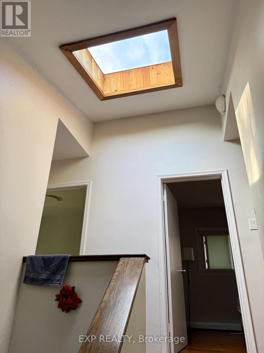 Upper - 6 Mid Pines Road, Toronto, Ontario  M1G 2L6 - Photo 3 - E13562420
