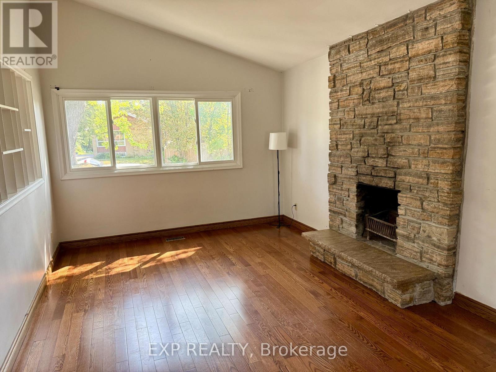 UPPER - 6 MID PINES ROAD, Toronto, Ontario