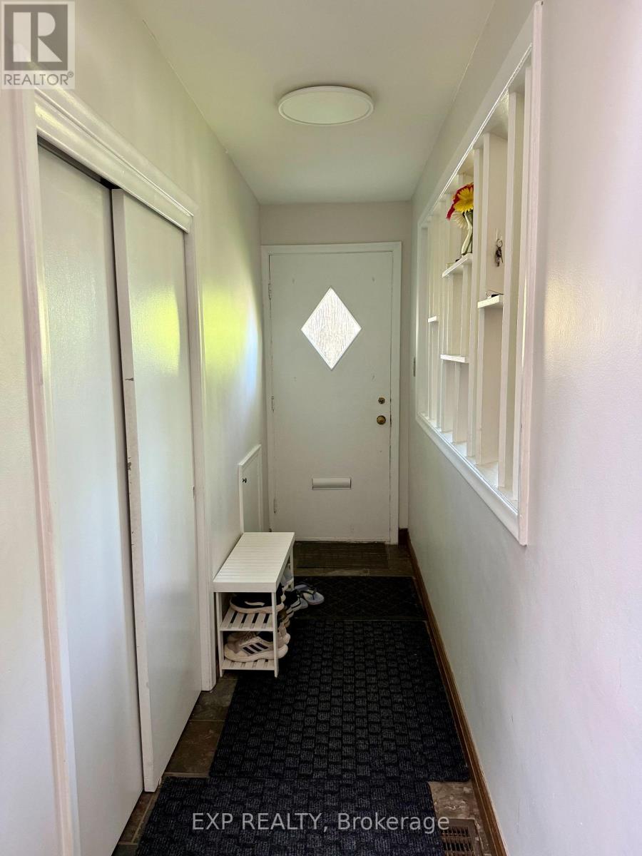 Upper - 6 Mid Pines Road, Toronto, Ontario  M1G 2L6 - Photo 2 - E13562420