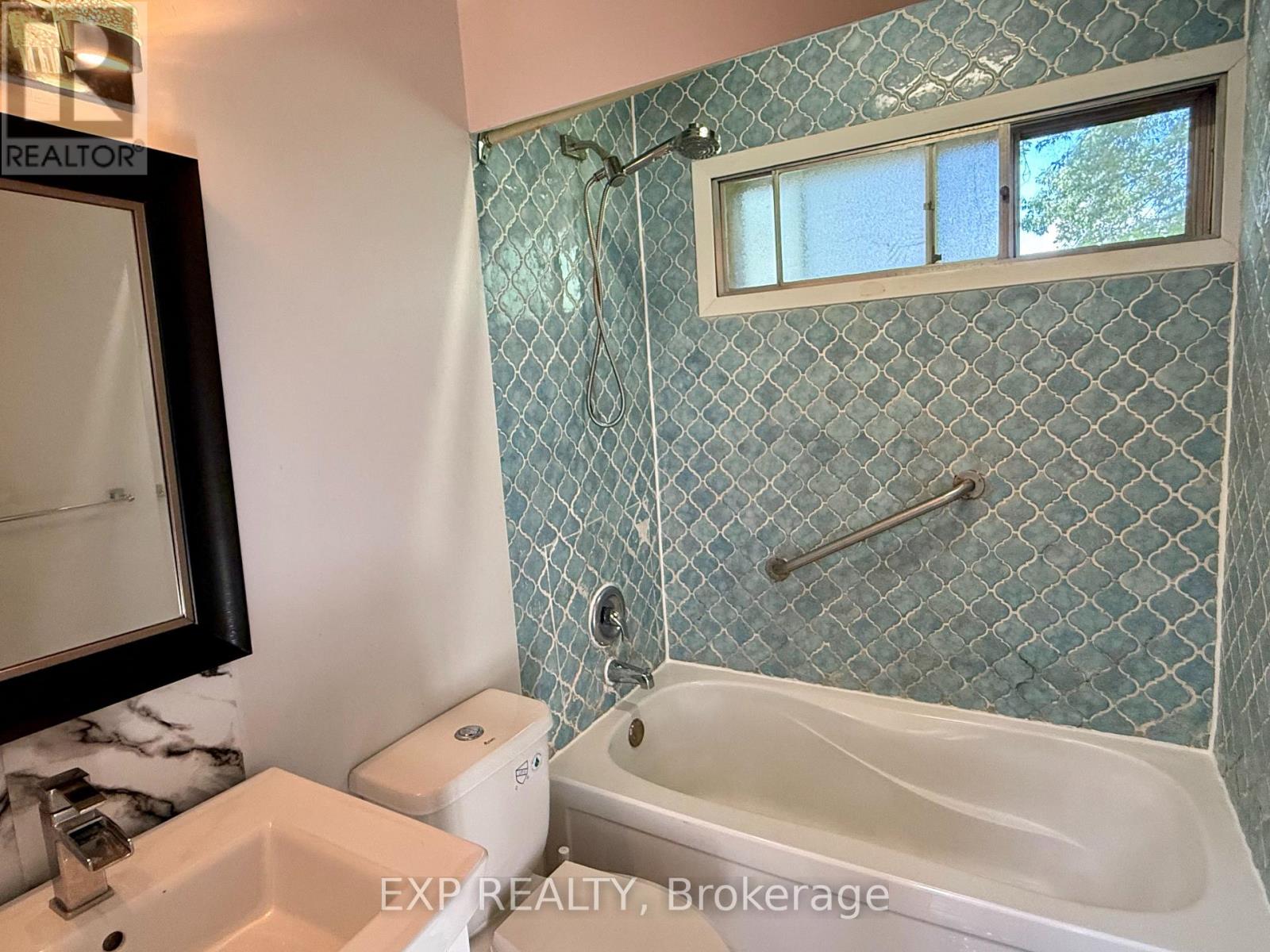 Upper - 6 Mid Pines Road, Toronto, Ontario  M1G 2L6 - Photo 18 - E13562420