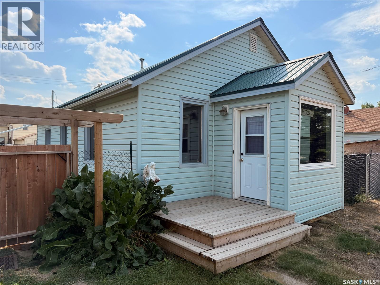 309 Railway Avenue W, Outlook, Saskatchewan  S0L 2N0 - Photo 1 - SK046300