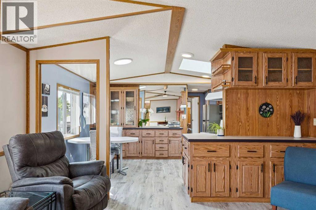 25 Erin Woods Circle SE, Calgary, Alberta  T2B 3C9 - Photo 4 - A2339198
