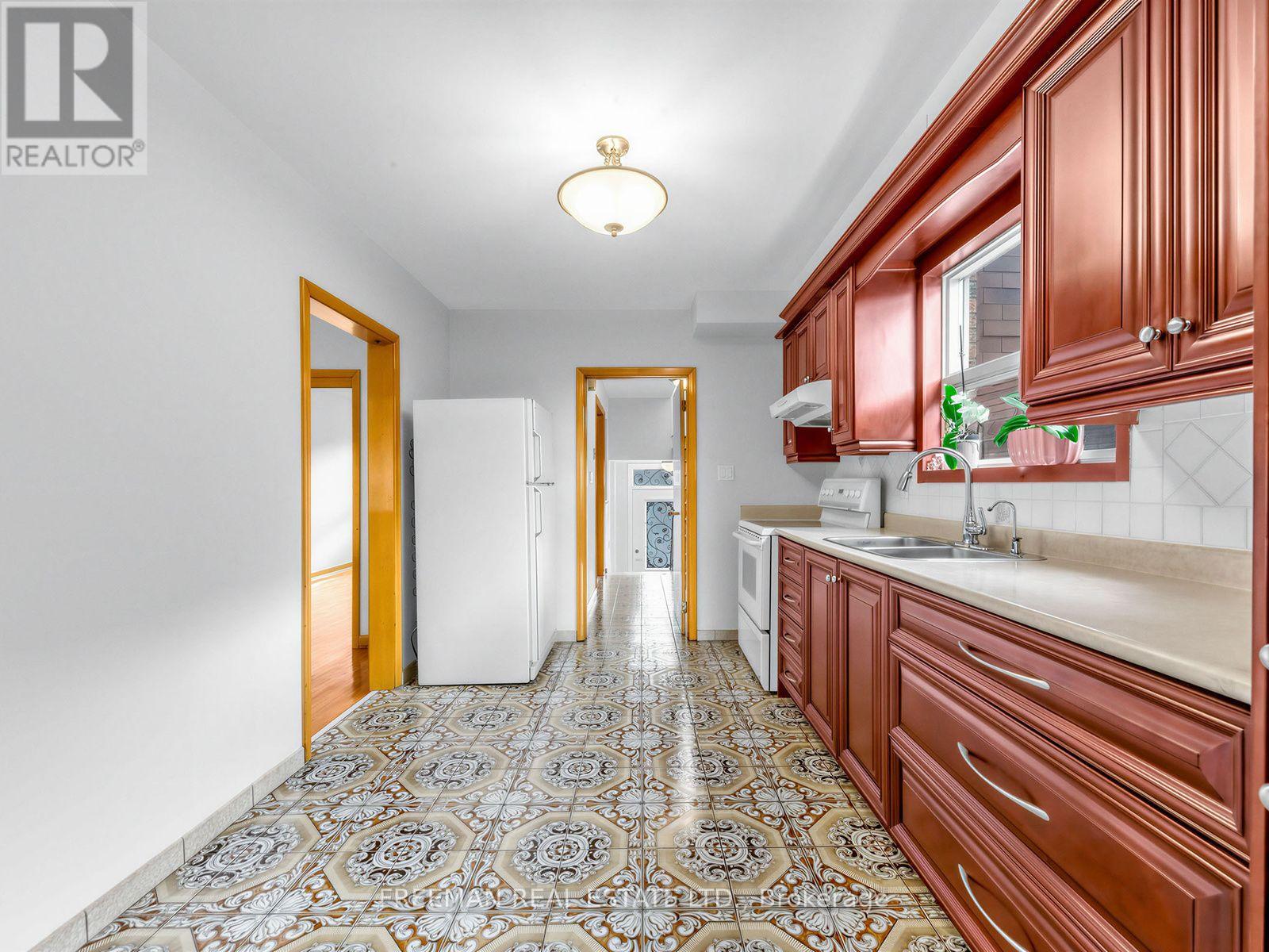 380 Glenholme Avenue, Toronto, Ontario  M6E 3E5 - Photo 3 - C13701986