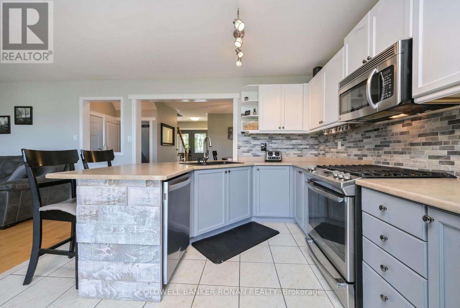 20 John W Taylor Avenue, New Tecumseth, Ontario  L9R 0B3 - Photo 10 - N13701774