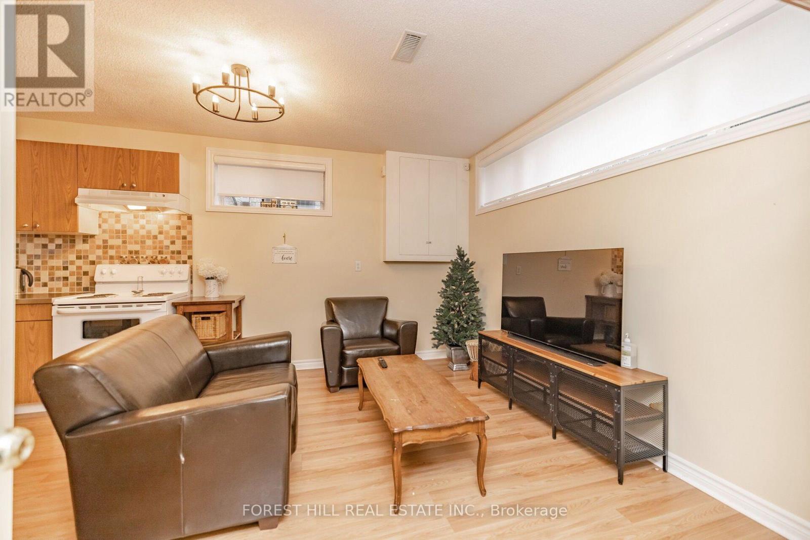 69 Oxford Street, Richmond Hill, Ontario  L4C 4L6 - Photo 3 - N13701930