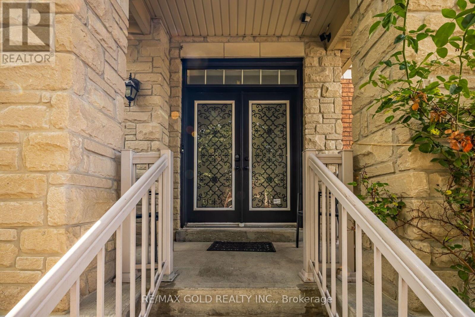 50 Northface Crescent, Brampton, Ontario  L6R 2Y2 - Photo 3 - W13701952