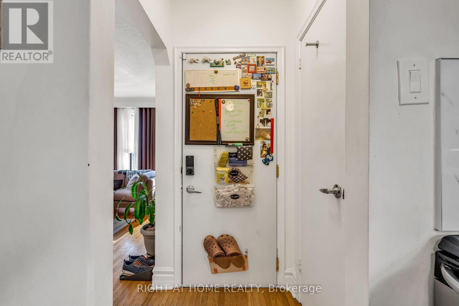 497 Nairn Avenue, Toronto, Ontario  M6E 4J2 - Photo 14 - W13702004