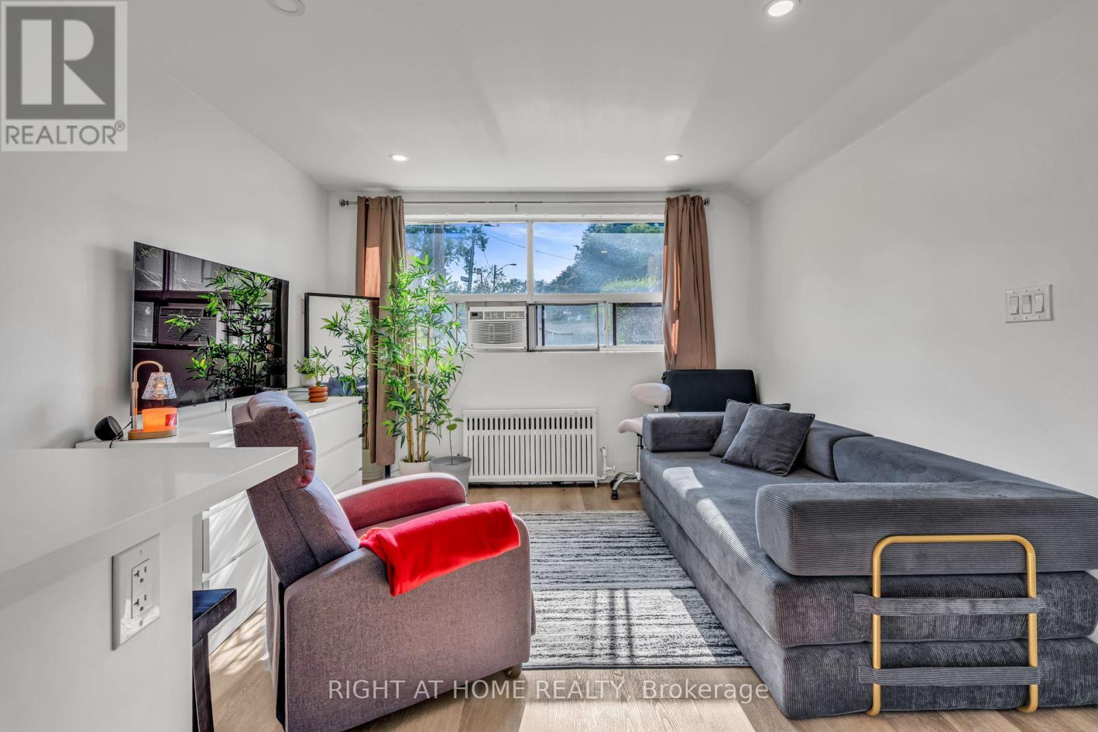 497 Nairn Avenue, Toronto, Ontario  M6E 4J2 - Photo 3 - W13702004