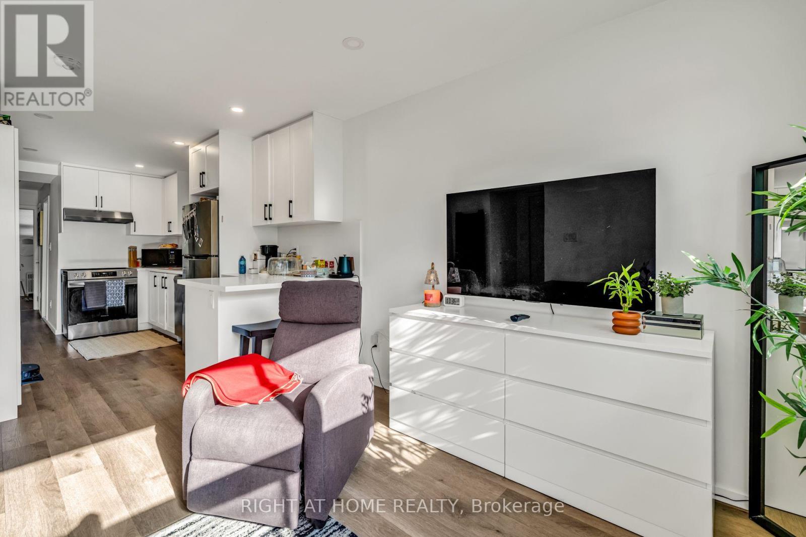 497 Nairn Avenue, Toronto, Ontario  M6E 4J2 - Photo 4 - W13702004