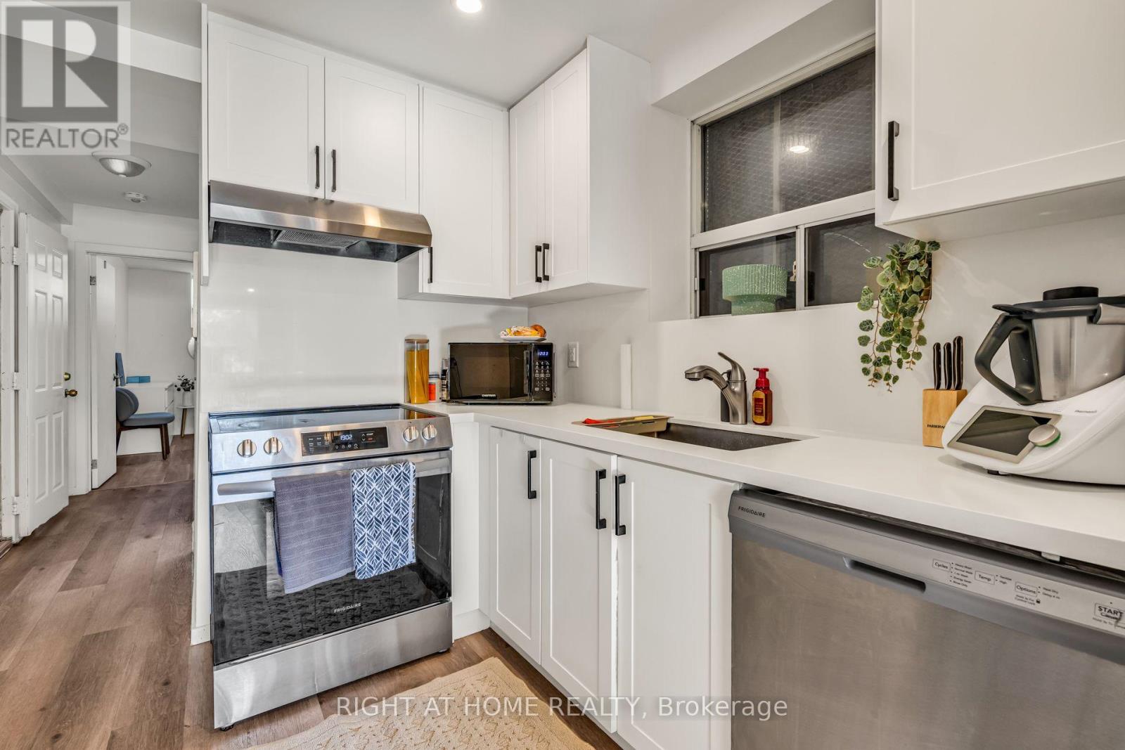 497 Nairn Avenue, Toronto, Ontario  M6E 4J2 - Photo 6 - W13702004