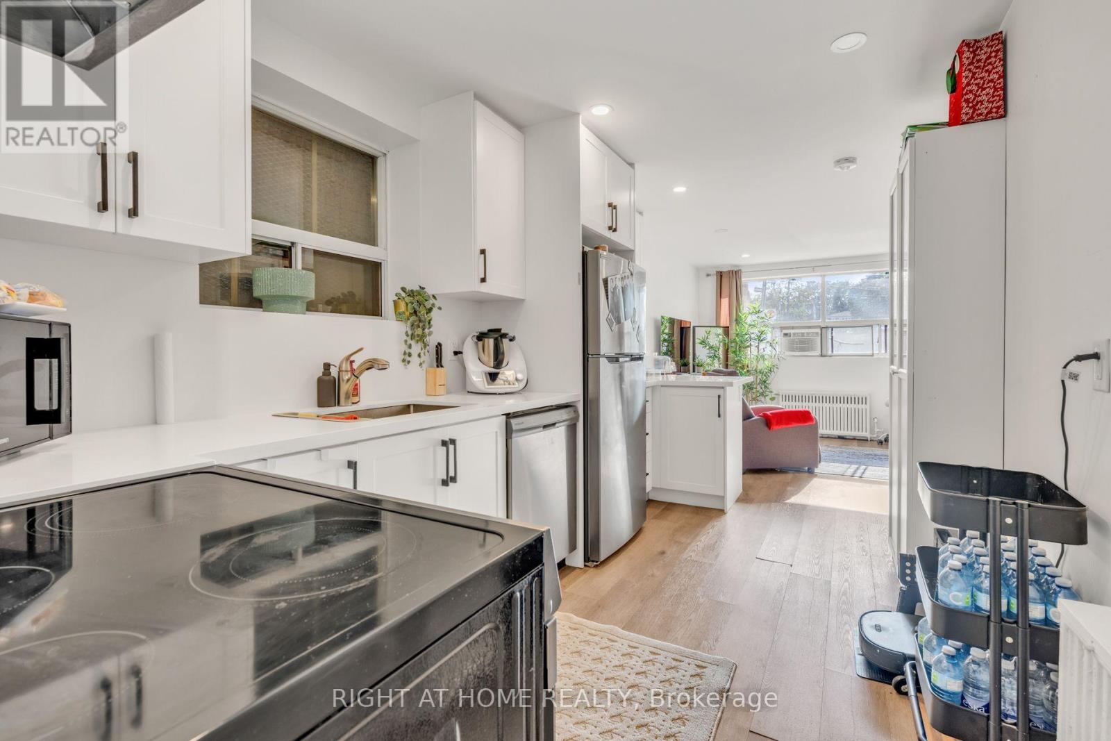 497 Nairn Avenue, Toronto, Ontario  M6E 4J2 - Photo 7 - W13702004