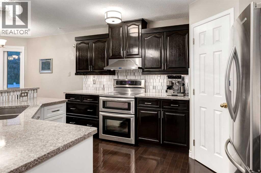 331 Sierra Madre Court SW, Calgary, Alberta T3H 3G7 - Photo 5 - A2338758