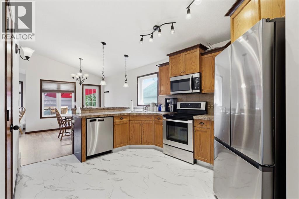 148 Vickers Close, Red Deer, Alberta  T4R 2R2 - Photo 3 - A2338028