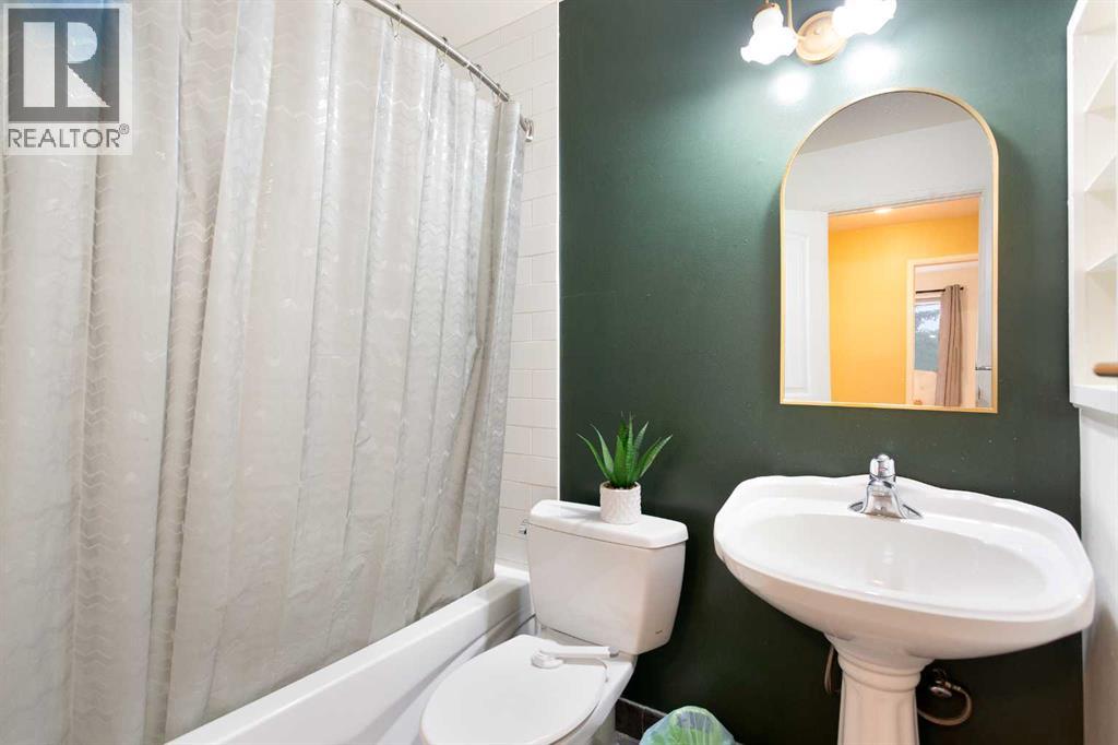 15 Southdale Bay SW, Calgary, Alberta  T2W 1W1 - Photo 16 - A2331756