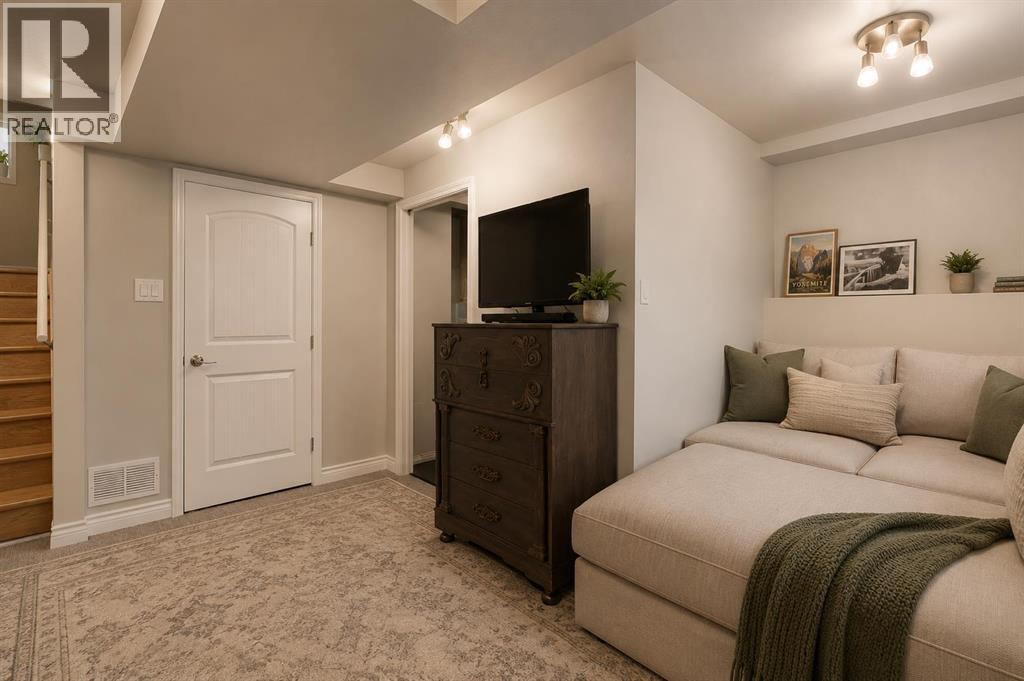 15 Southdale Bay SW, Calgary, Alberta  T2W 1W1 - Photo 29 - A2331756