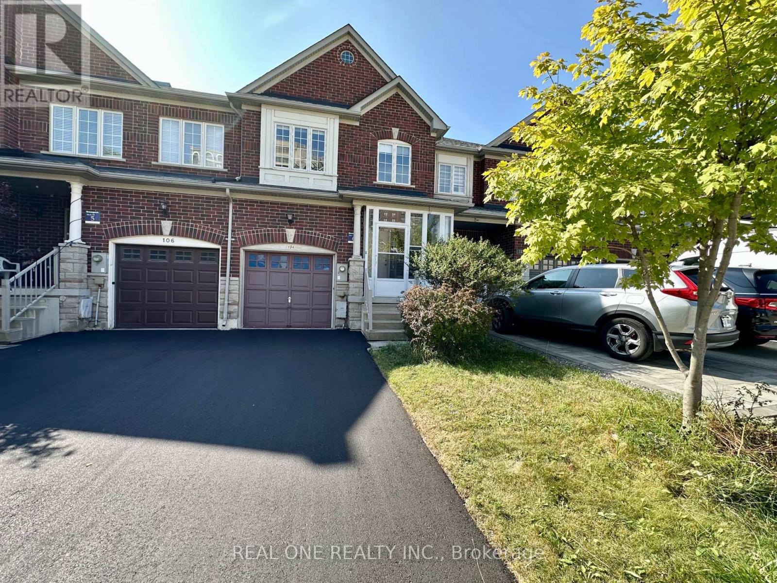 104 Revelstoke Crescent, Richmond Hill, Ontario L4B 4T4 - Photo 2 - N13702076