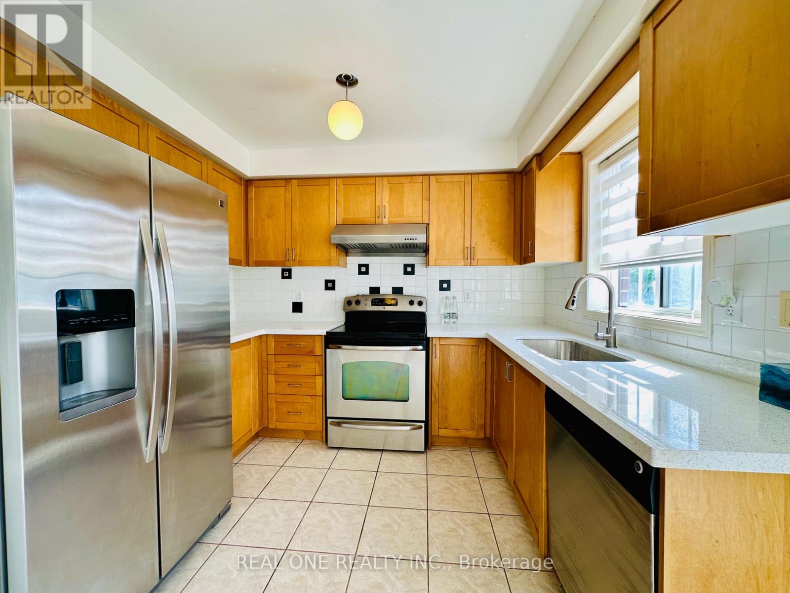 104 Revelstoke Crescent, Richmond Hill, Ontario L4B 4T4 - Photo 7 - N13702076