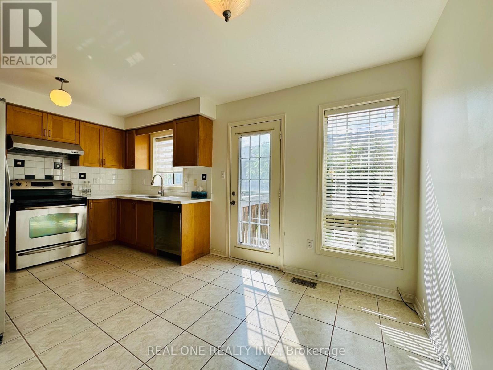 104 Revelstoke Crescent, Richmond Hill, Ontario L4B 4T4 - Photo 8 - N13702076