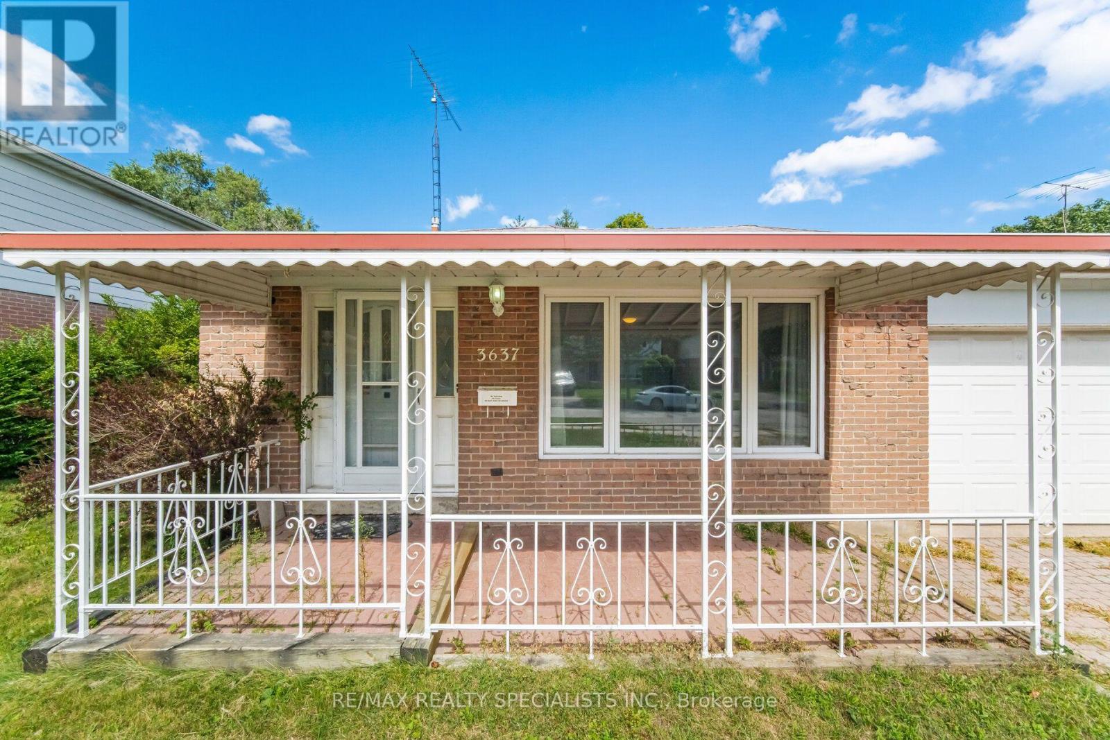 3637 Chiplow Road, Mississauga, Ontario  L4X 2R1 - Photo 2 - W13702022