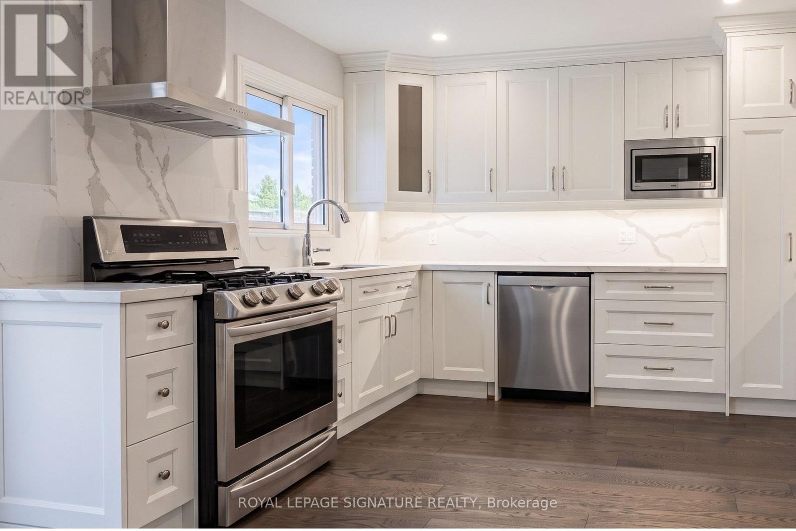 352 Assiniboine Trail, Mississauga, Ontario  L5R 2Y3 - Photo 3 - W13702074