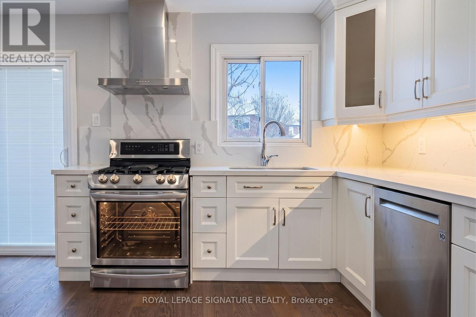352 Assiniboine Trail, Mississauga, Ontario  L5R 2Y3 - Photo 4 - W13702074