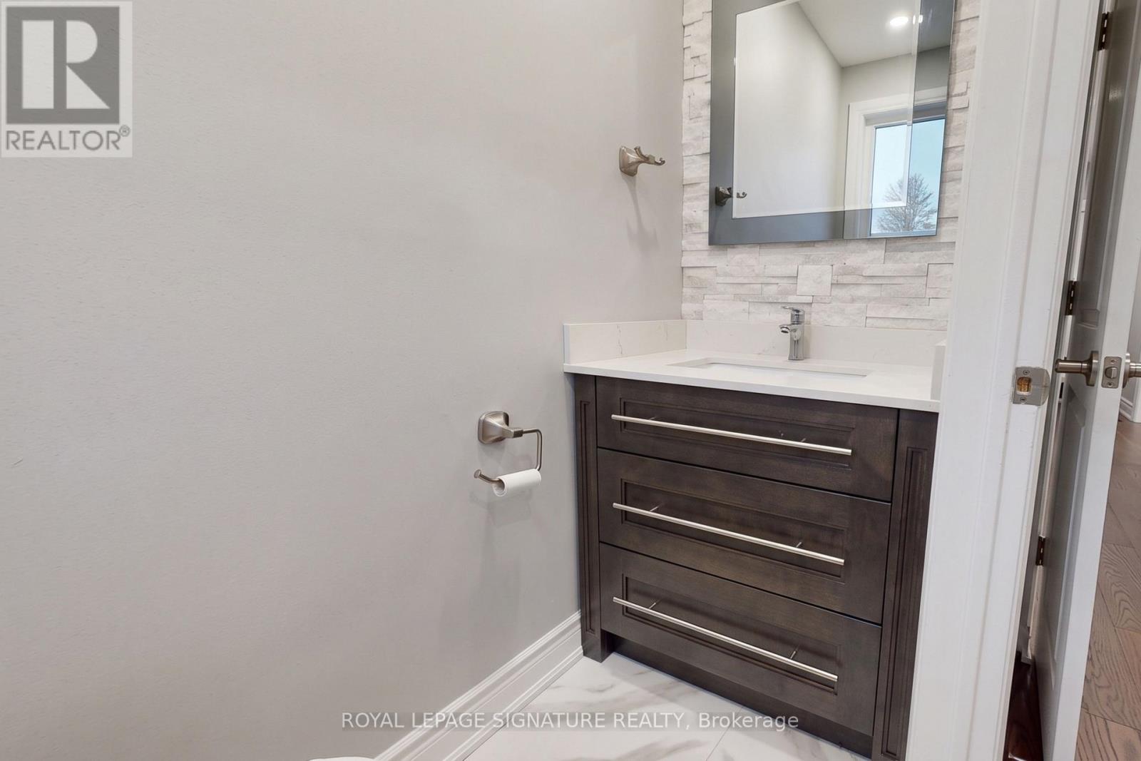 352 Assiniboine Trail, Mississauga, Ontario  L5R 2Y3 - Photo 5 - W13702074