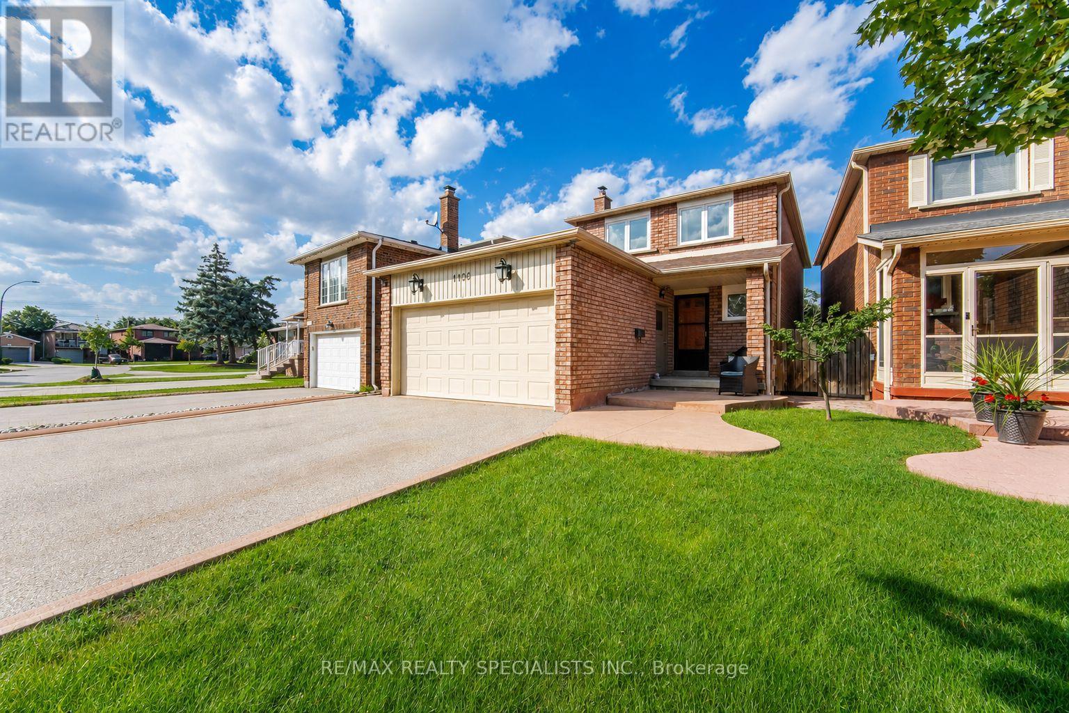 1106 Highgate Place, Mississauga, Ontario L4W 3H4 - Photo 1 - W13702094