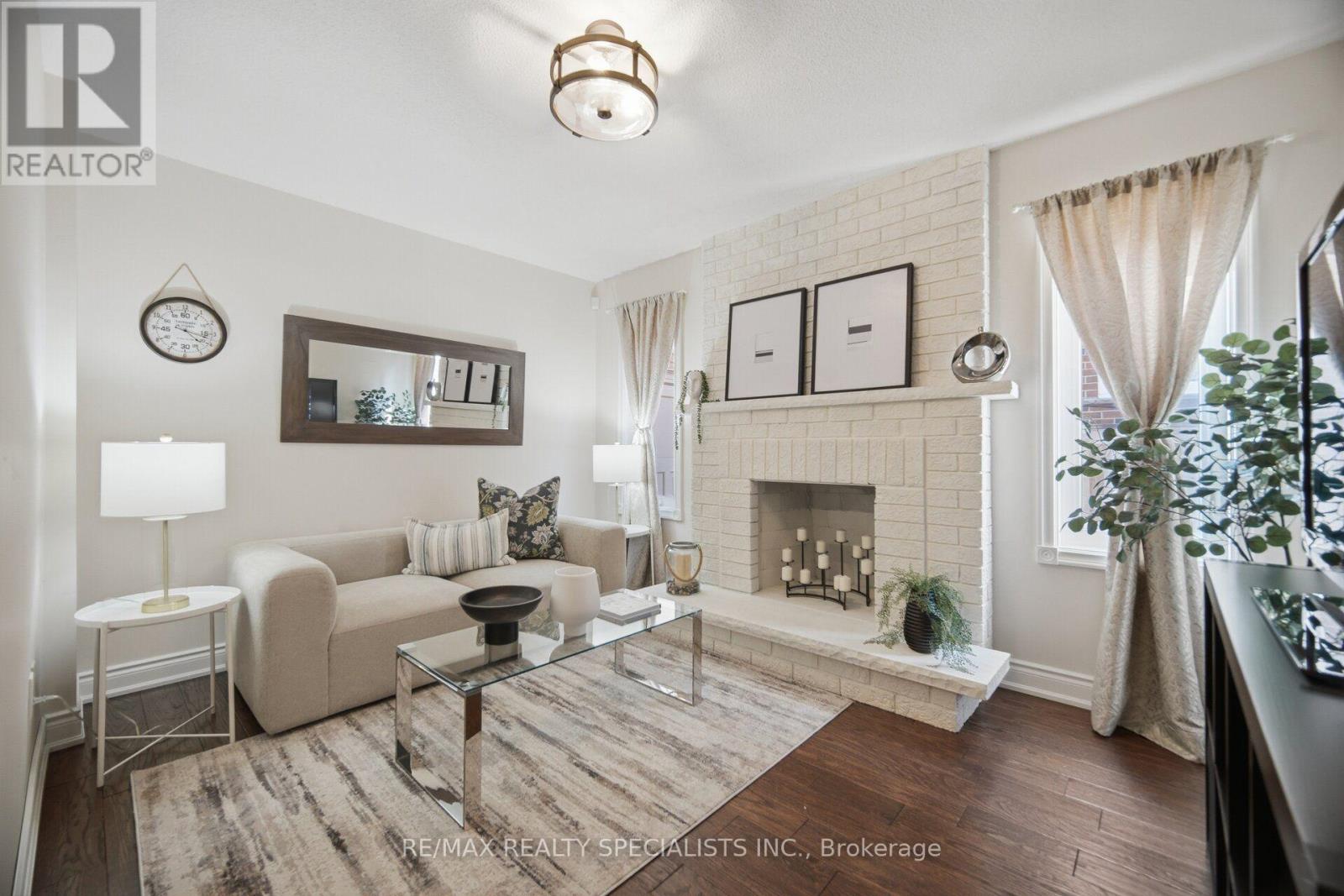 1106 Highgate Place, Mississauga, Ontario L4W 3H4 - Photo 3 - W13702094