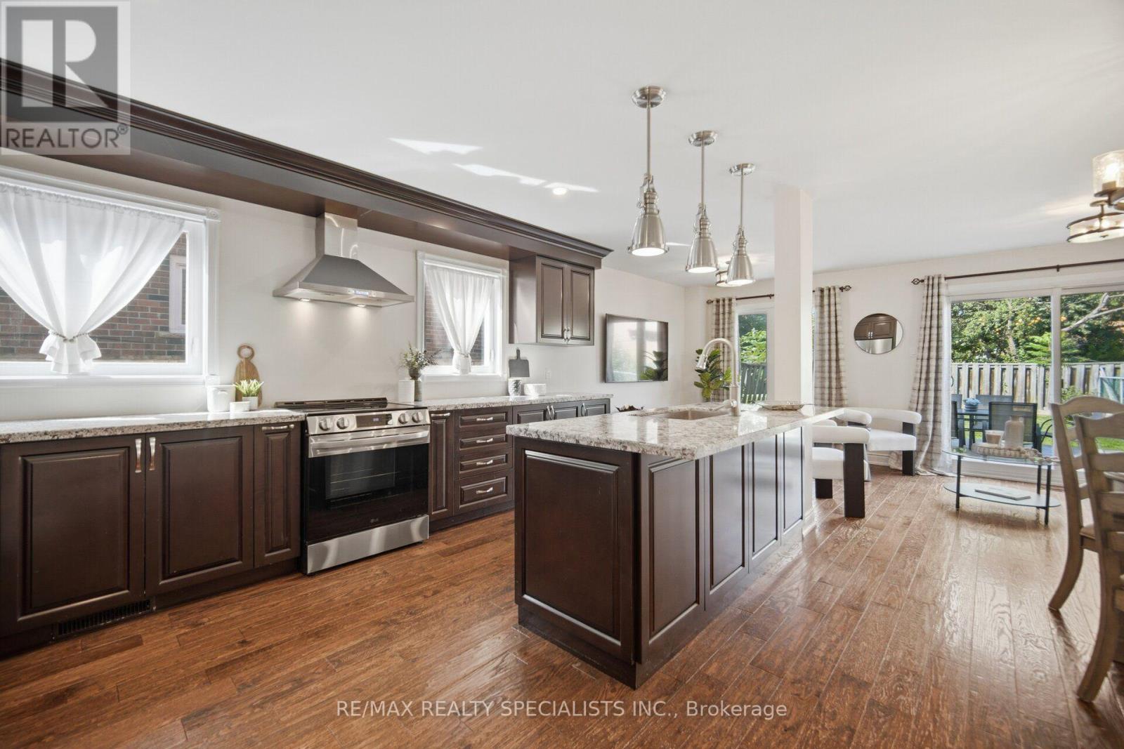 1106 Highgate Place, Mississauga, Ontario L4W 3H4 - Photo 4 - W13702094