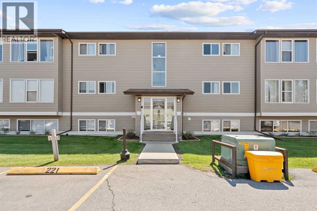 220, 101 Big Hill Way SE, Airdrie, Alberta T4A 1Z7 - Photo 2 - A2337649
