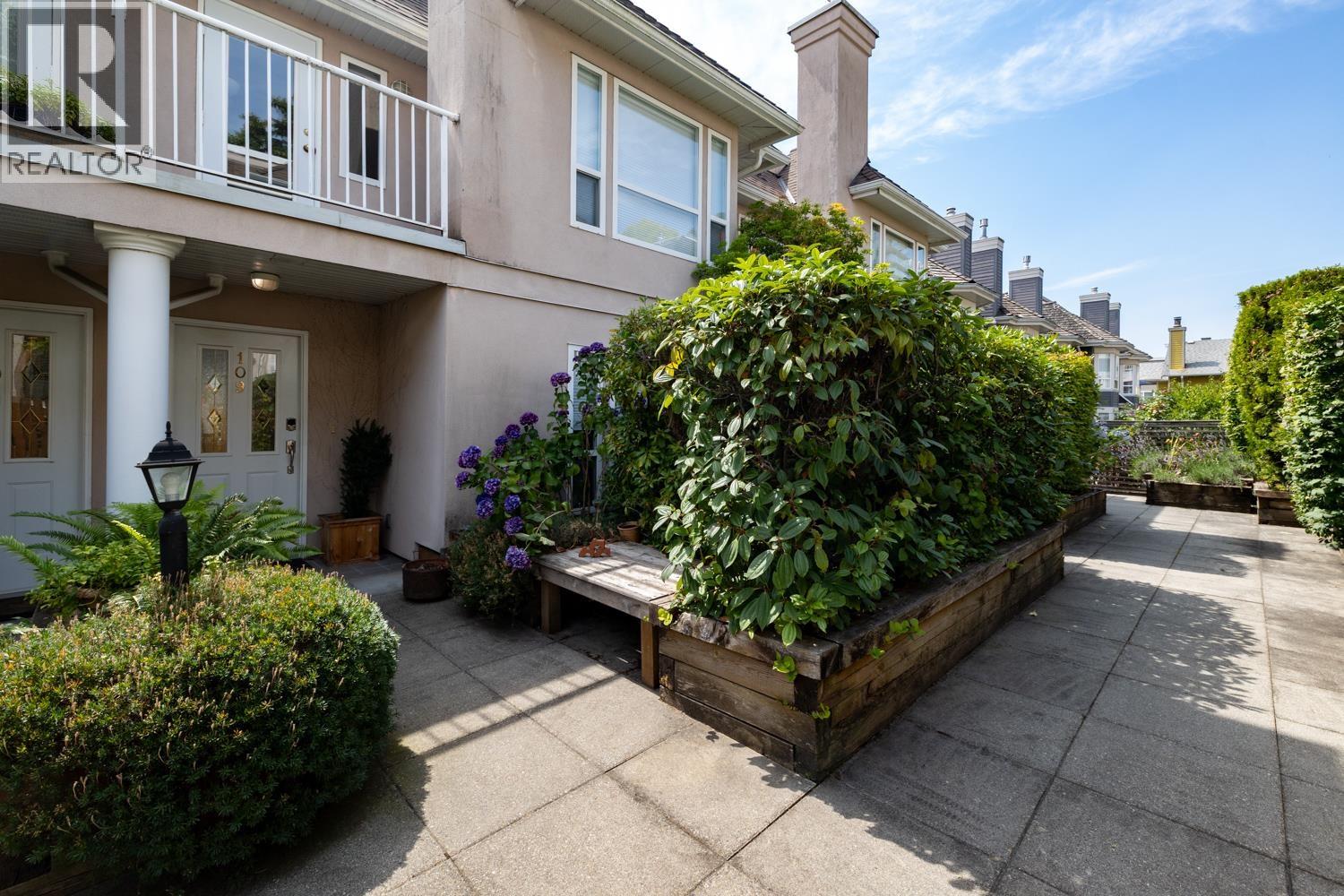 109 225 E 6TH STREET, North Vancouver, British Columbia