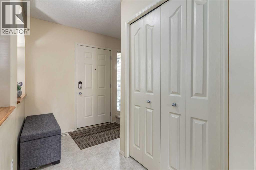 880 Prestwick Circle SE, Calgary, Alberta  T2Z 4E4 - Photo 2 - A2338827