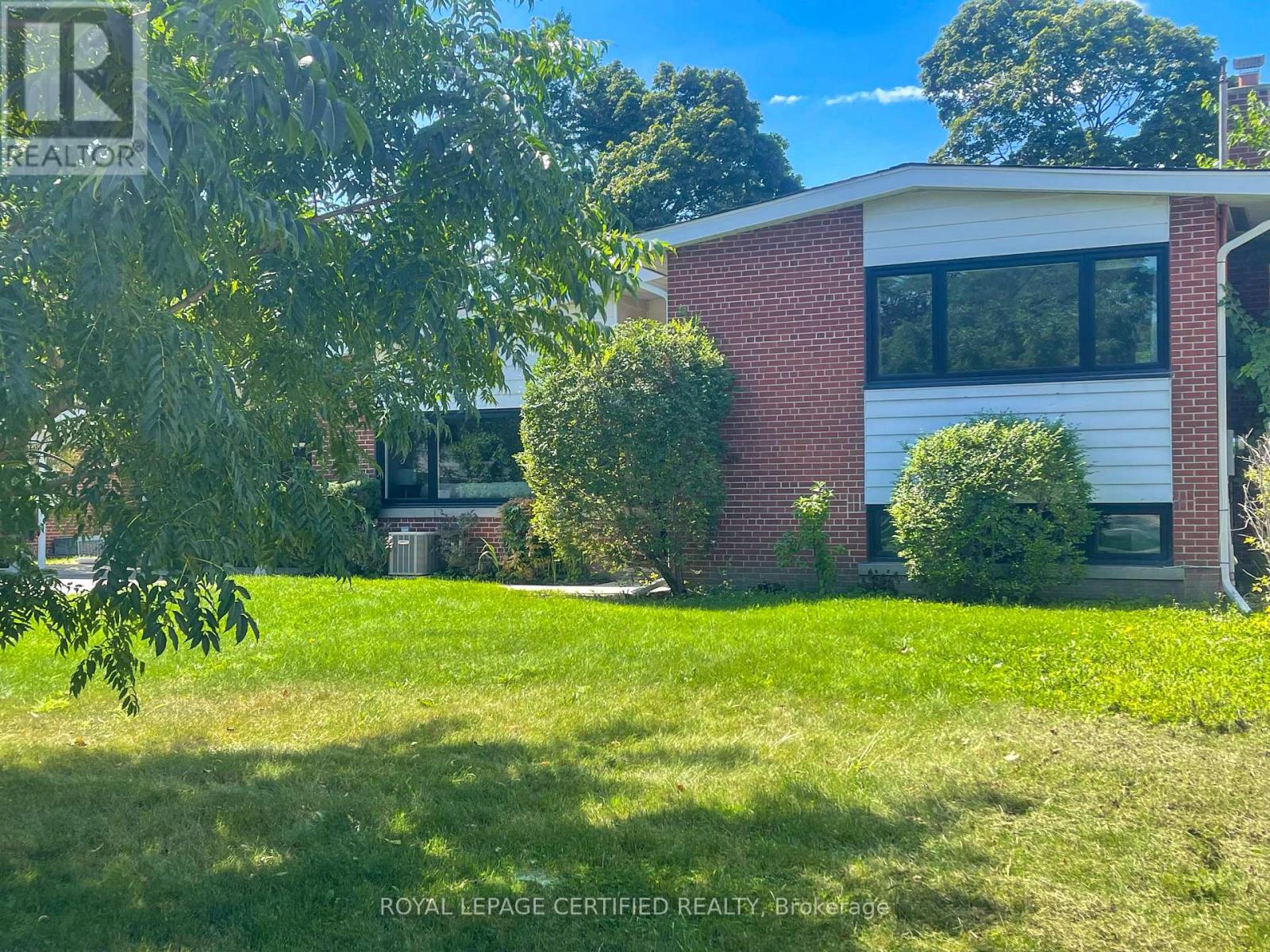 <div class="slider-price">$2,275,000</div><p>462 The Kingsway, Toronto, Ontario</p>