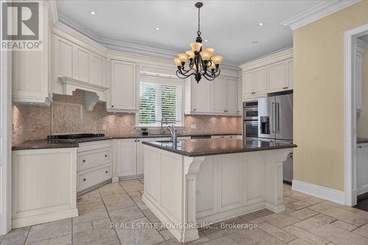 43 Grayfield Drive, Whitchurch-Stouffville, Ontario  L4A 0B1 - Photo 7 - N13702340