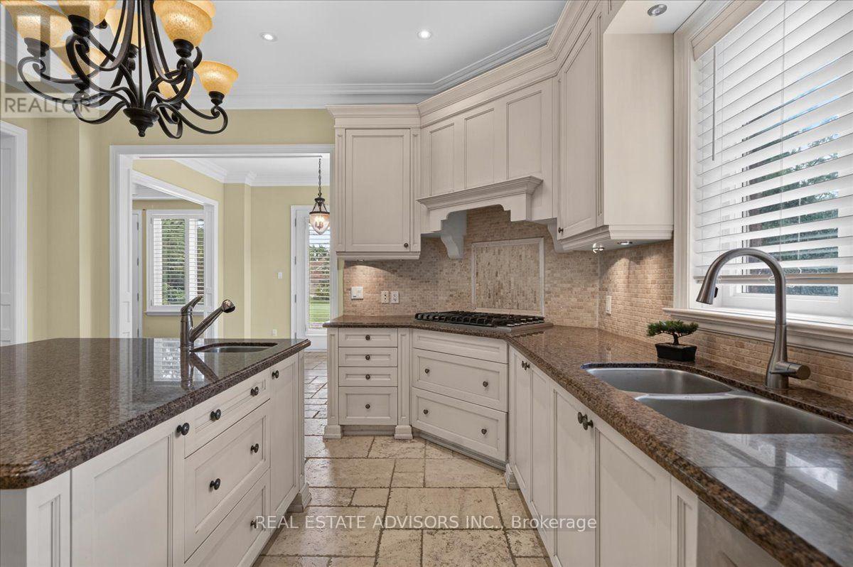 43 Grayfield Drive, Whitchurch-Stouffville, Ontario  L4A 0B1 - Photo 8 - N13702340
