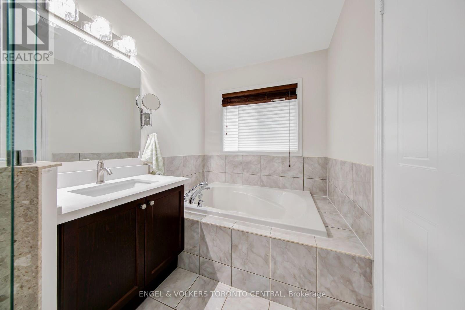 1511 Glenbourne Drive, Oshawa, Ontario  L1K 0M5 - Photo 11 - E13596066